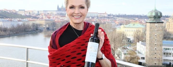 Helena Vondráčková si vybrala víno z Vinařství Na Soutoku