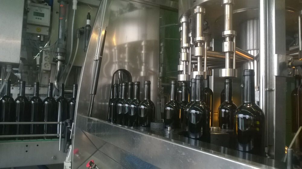 Mobilní lahvovací linka VINICOLA při plnění lahví